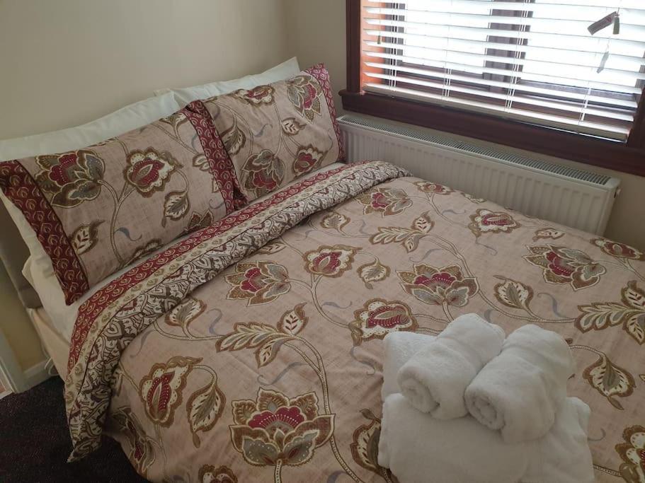 London Luxury 6 Bedroom Family House Sleeps 12 People Parking For 4 Cars Close To Tube. Chigwell Exterior foto