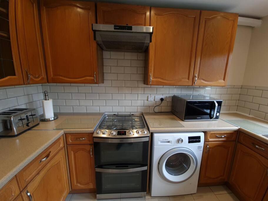 London Luxury 6 Bedroom Family House Sleeps 12 People Parking For 4 Cars Close To Tube. Chigwell Exterior foto