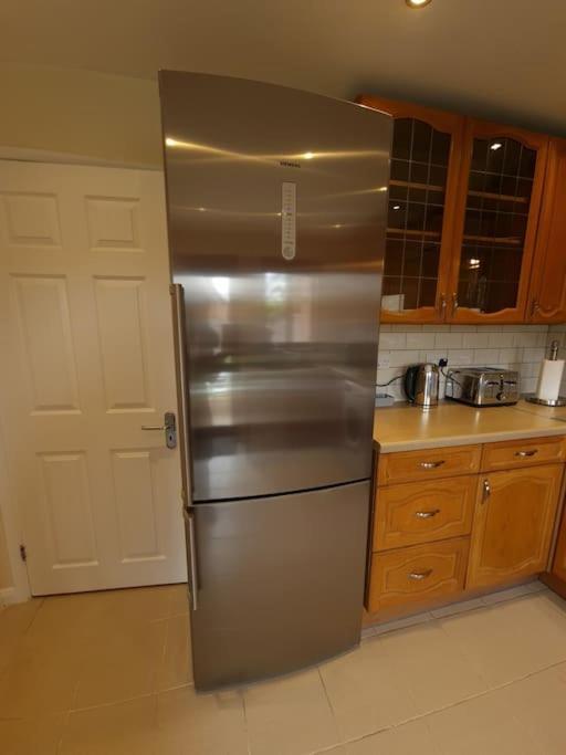 London Luxury 6 Bedroom Family House Sleeps 12 People Parking For 4 Cars Close To Tube. Chigwell Exterior foto