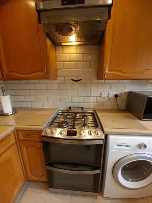 London Luxury 6 Bedroom Family House Sleeps 12 People Parking For 4 Cars Close To Tube. Chigwell Exterior foto