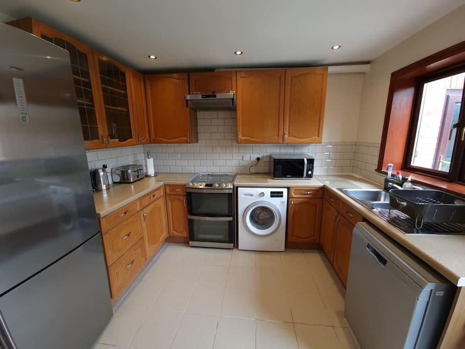 London Luxury 6 Bedroom Family House Sleeps 12 People Parking For 4 Cars Close To Tube. Chigwell Exterior foto