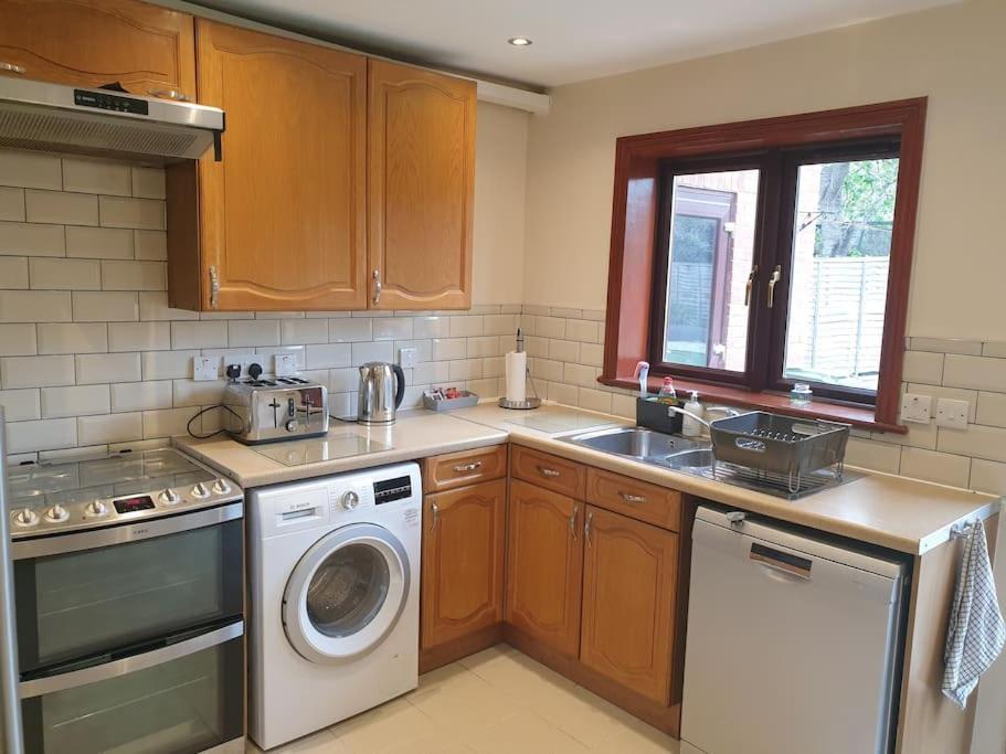 London Luxury 6 Bedroom Family House Sleeps 12 People Parking For 4 Cars Close To Tube. Chigwell Exterior foto