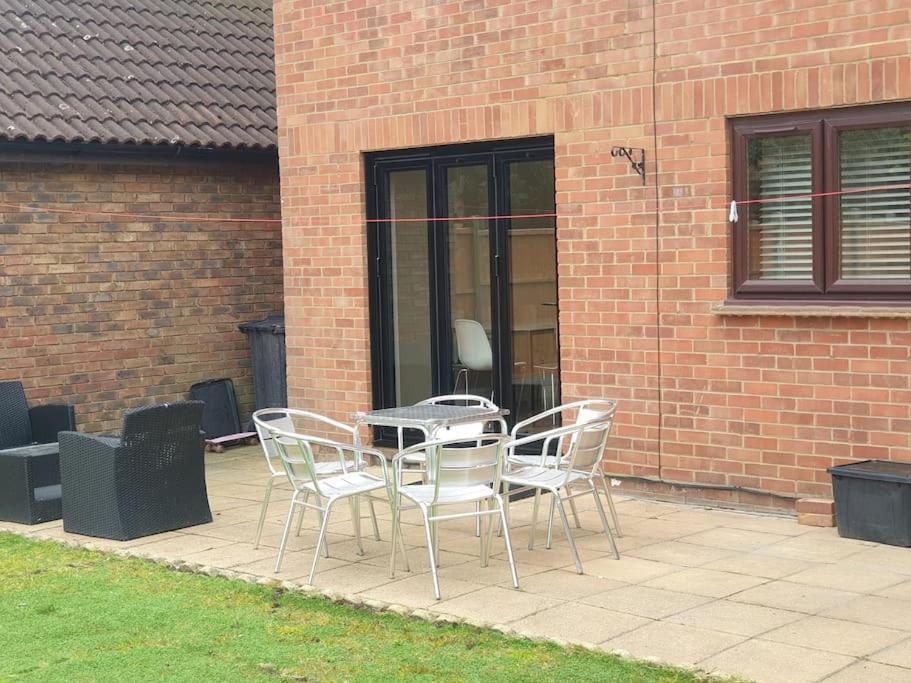 London Luxury 6 Bedroom Family House Sleeps 12 People Parking For 4 Cars Close To Tube. Chigwell Exterior foto