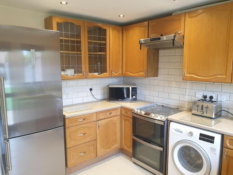 London Luxury 6 Bedroom Family House Sleeps 12 People Parking For 4 Cars Close To Tube. Chigwell Exterior foto