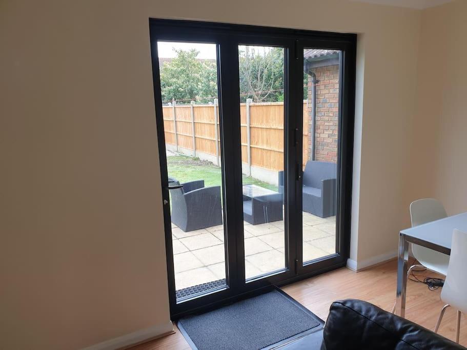 London Luxury 6 Bedroom Family House Sleeps 12 People Parking For 4 Cars Close To Tube. Chigwell Exterior foto