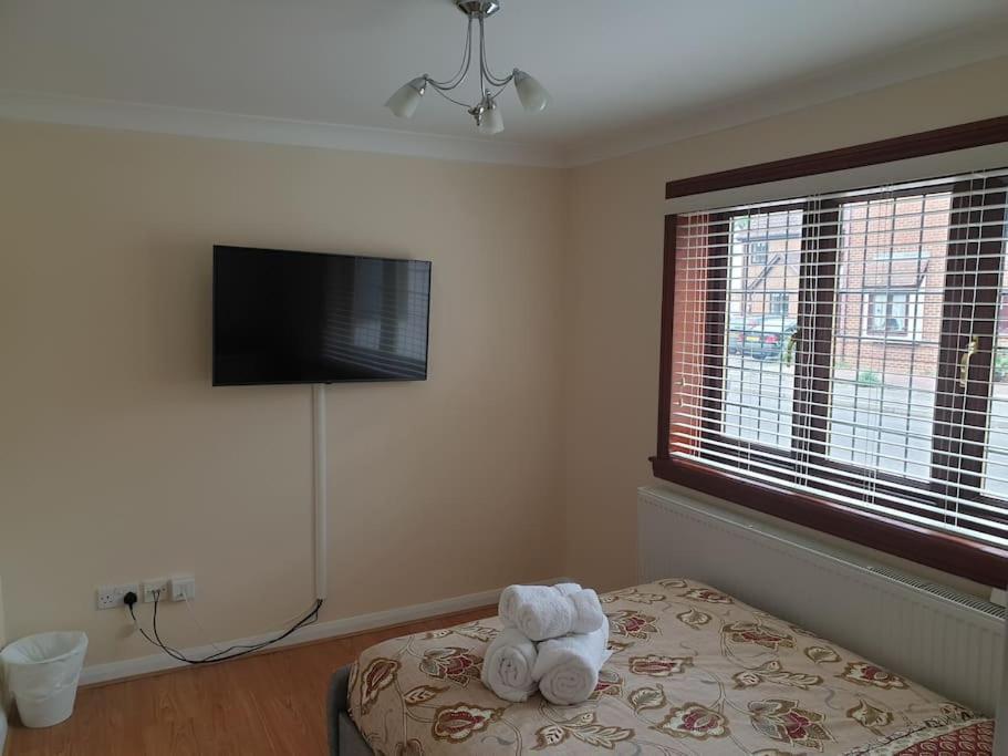 London Luxury 6 Bedroom Family House Sleeps 12 People Parking For 4 Cars Close To Tube. Chigwell Exterior foto