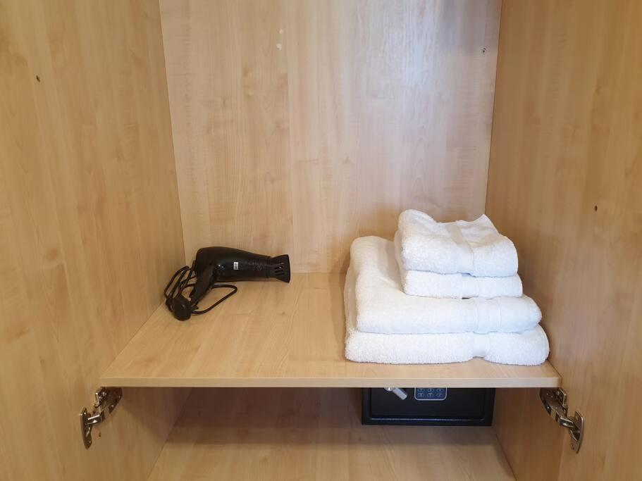 London Luxury 6 Bedroom Family House Sleeps 12 People Parking For 4 Cars Close To Tube. Chigwell Exterior foto