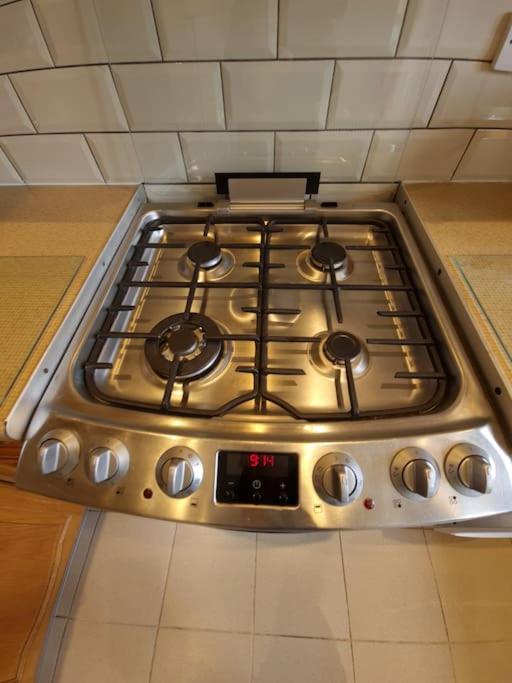 London Luxury 6 Bedroom Family House Sleeps 12 People Parking For 4 Cars Close To Tube. Chigwell Exterior foto