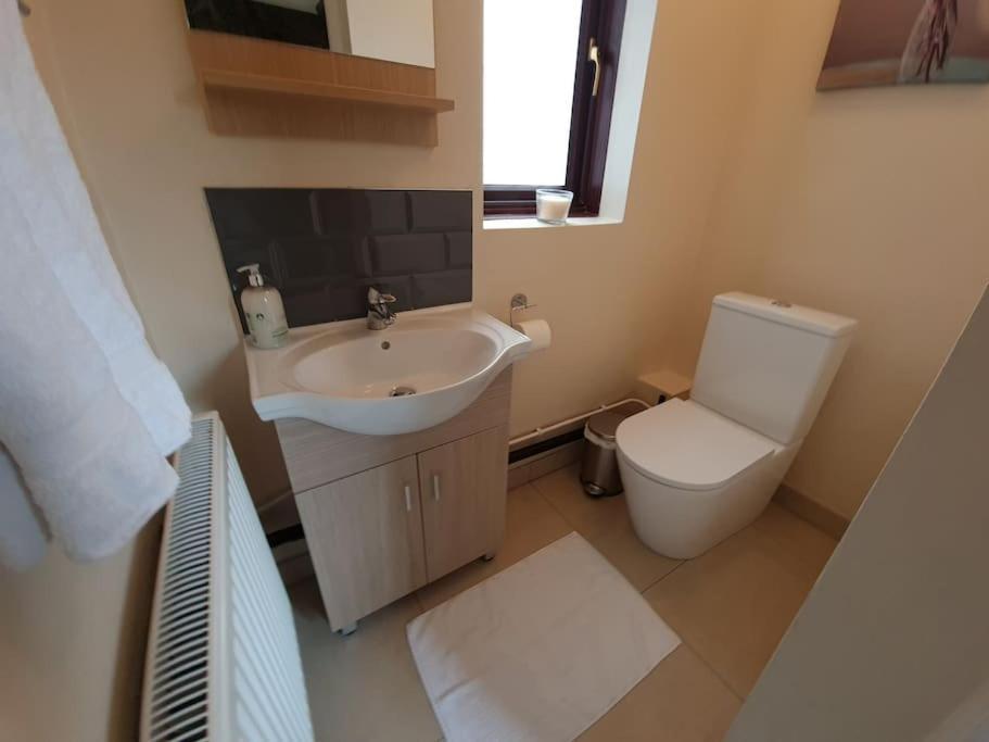 London Luxury 6 Bedroom Family House Sleeps 12 People Parking For 4 Cars Close To Tube. Chigwell Exterior foto