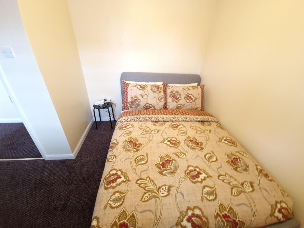 London Luxury 6 Bedroom Family House Sleeps 12 People Parking For 4 Cars Close To Tube. Chigwell Exterior foto