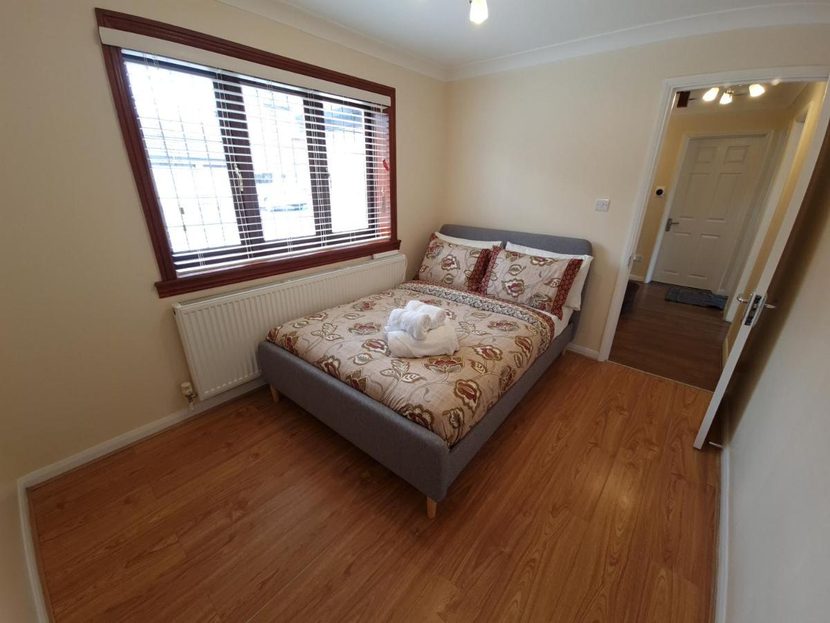 London Luxury 6 Bedroom Family House Sleeps 12 People Parking For 4 Cars Close To Tube. Chigwell Exterior foto