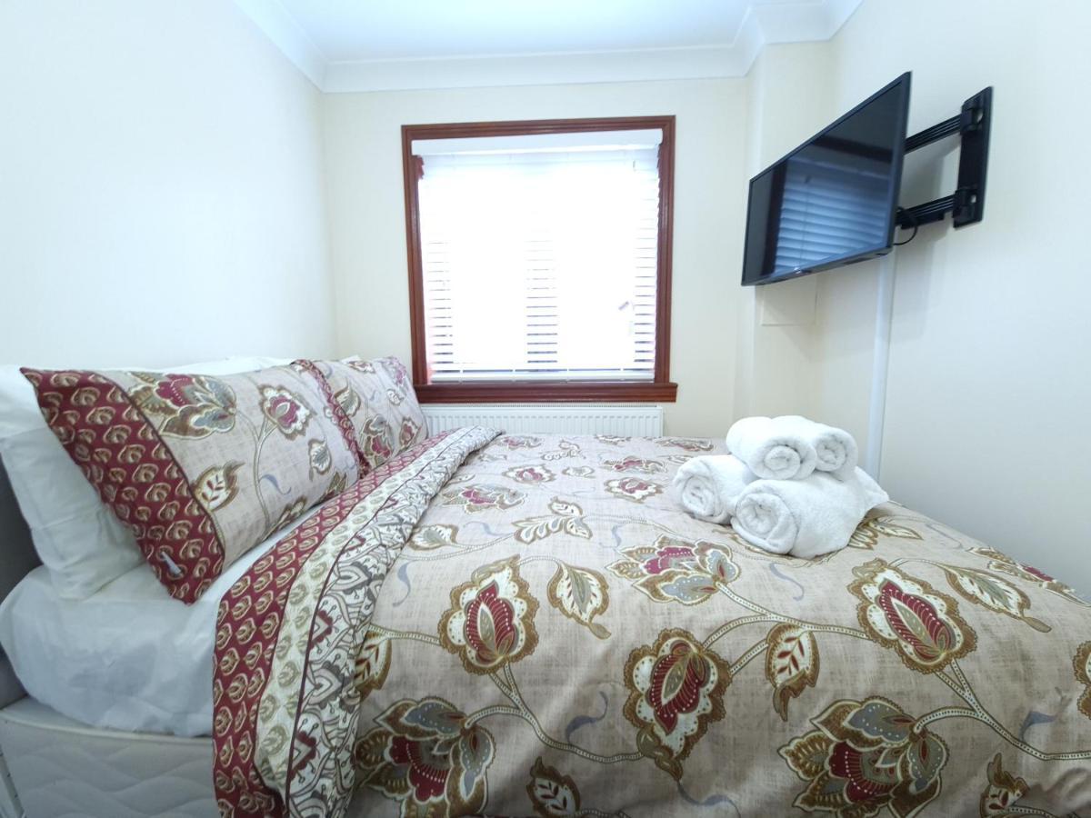 London Luxury 6 Bedroom Family House Sleeps 12 People Parking For 4 Cars Close To Tube. Chigwell Exterior foto
