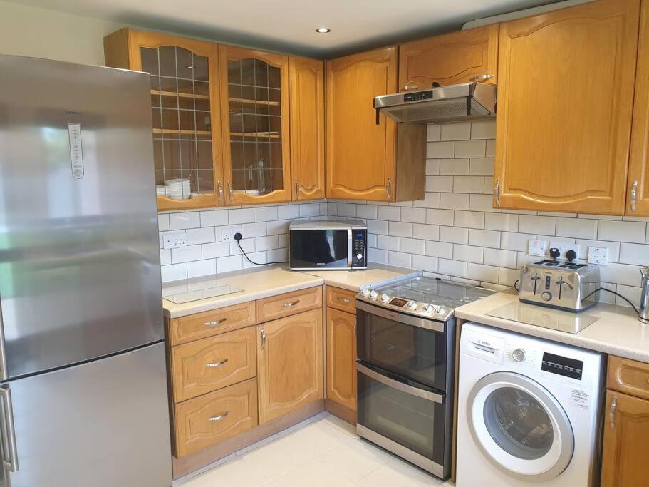 London Luxury 6 Bedroom Family House Sleeps 12 People Parking For 4 Cars Close To Tube. Chigwell Exterior foto
