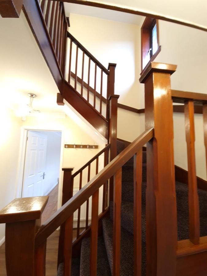 London Luxury 6 Bedroom Family House Sleeps 12 People Parking For 4 Cars Close To Tube. Chigwell Exterior foto