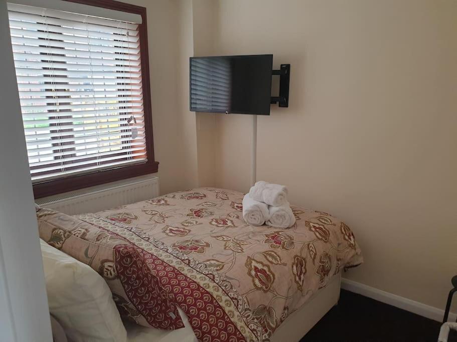 London Luxury 6 Bedroom Family House Sleeps 12 People Parking For 4 Cars Close To Tube. Chigwell Exterior foto